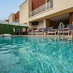 Two Luxury With Private Pools Near Old Town 빌라 *