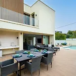 Two Luxury With Private Pools Near Old Town וילה אלבופיירה
